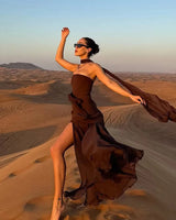 Damen trägerloses Maxikleid mit Halstuch-Element und Schlitzrock in Braun