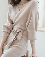 Damen Wickelstrickkleid mit V-Ausschnitt und Bindegürtel in Beige