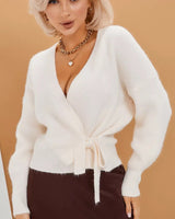 Damen Wickelstrickpullover mit V-Ausschnitt und Bindegürtel in Weiß