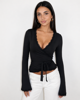 Damen Wickeltop mit langen Ärmeln, Spitzenbesatz und seitlichem Bindeband in Schwarz