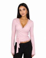 Damen Wickeltop mit langen Ärmeln, Spitzenbesatz und seitlichem Bindeband in Rosa