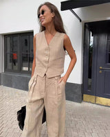 Damen zweiteiliges Set mit ärmellosem Oberteil V-Ausschnitt Knopfleiste und weiter Hose in Khaki