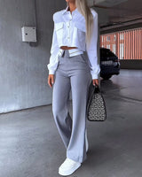 Damen Zweiteiliges Set mit Crop-Bluse Hemdkragen Brusttaschen und Schlaghose mit hohem Bund in Grau