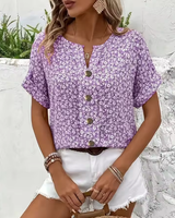 Amira | Luftige Bluse mit Blumenmuster & Holzknopf-Details in Violett