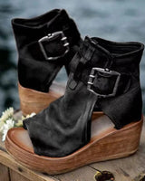 Niasya – Stiefeletten Mit Schnallenriemen Und Keilabsatz in Schwarz