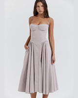 Chloris - Taillenformendes Sommerkleid in Light gray