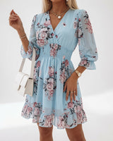 Shilaa – Minikleid Mit Blumenmuster Und Geraffter Taille in Himmelblau