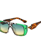 Eckige Damen-Sonnenbrille mit Muster und Nieten in Grün & Schildpatt