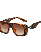 Eckige Damen-Sonnenbrille mit Muster und Nieten in Bernstein & Schildpatt