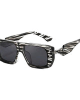Eckige Damen-Sonnenbrille mit Muster und Nieten in Zebra