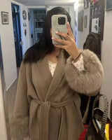 Daniela | Damenmantel mit Gürtel und Kunstfellärmeln in Khaki