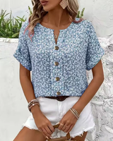 Amira | Luftige Bluse mit Blumenmuster & Holzknopf-Details in Hellblau