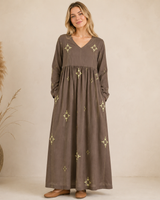 Elara | Damen Langarm Maxikleid mit Muster und V Ausschnitt in Braun