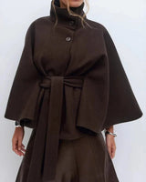 Eleganter Cape-Mantel mit Gürtel in Braun
