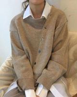 Eleni | Damen Strickjacke mit Knöpfen und Besonderem Schnitt in Khaki
