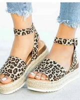 Elin – Plateau-Sandalen mit geflochtener Bastsohle und Knöchelriemen in Leopard