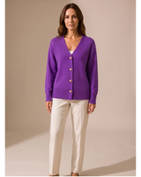 Faye | Damen Strickjacke mit V Ausschnitt und Herz Knöpfen in Lila