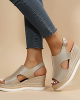 Maeve | Entspannte Keilsandale für den Sommer in Gold (Fast ausverkauft)