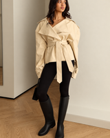 Eleganter kurzer Trenchcoat mit Gürtel und Revers – Nerea in Beige