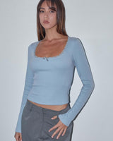 Geripptes Langarm-Top mit Spitze in Blau