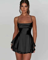 Giulia – Satin Look Minikleid mit Spaghettiträgern und Volant-Rock in Schwarz