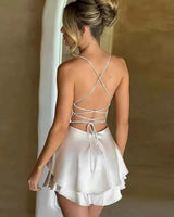 Giulia – Satin Look Minikleid mit Spaghettiträgern und Volant-Rock in Weiß