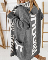 Hannelore | Damen Lange Strickjacke mit Kapuze und Schriftzug in Grau