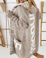 Hannelore | Damen Lange Strickjacke mit Kapuze und Schriftzug in Beige