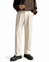 Herren Hose mit geradem Bein und Frontfalten sowie Knopfverschluss in Beige