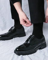 Herren Schnürschuhe mit Wingtip-Details und Perforierter Oberfläche in Schwarz