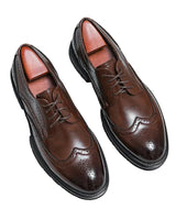 Herren Schnürschuhe mit Wingtip-Details und Perforierter Oberfläche in Niemiecki