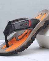 Herren-Zehentrenner-Sandalen mit breiten Riemen und profilierter Sohle in Schwarz