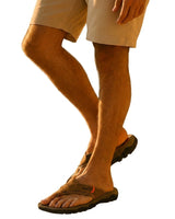 Herren-Zehentrenner-Sandalen mit breiten Riemen und profilierter Sohle in Braun