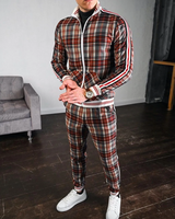 Herren Zweiteiler Set mit Stehkragenjacke und karierten Hosen in Braun