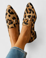Maria | Damen Klassische Slipper mit Spitz zulaufender Zehenpartie und Druckmuster in Leopard