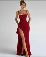 Camille - Elegantes Maxikleid mit Schlitz in Rot