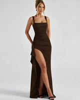 Camille - Elegantes Maxikleid mit Schlitz in Braun