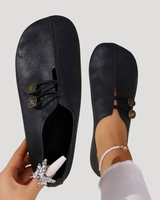Ingrid | Damen Flache Slipper mit Knopfdetail in Schwarz