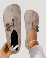 Ingrid | Damen Flache Slipper mit Knopfdetail in Grau