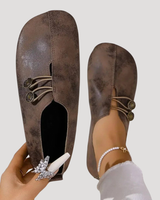 Ingrid | Damen Flache Slipper mit Knopfdetail in Braun