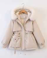 Isolde | Damen Winterjacke für Große Größen mit Fell, Kapuze, Taschen und Kordelzug in Weiß