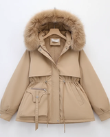 Isolde | Damen Winterjacke für Große Größen mit Fell, Kapuze, Taschen und Kordelzug in Beige