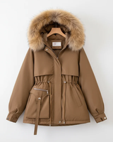 Isolde | Damen Winterjacke für Große Größen mit Fell, Kapuze, Taschen und Kordelzug in Braun