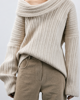 Damenpullover mit asymmetrischem Ausschnitt und freiliegender Schulter – Séverine in Beige