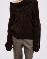 Damenpullover mit asymmetrischem Ausschnitt und freiliegender Schulter – Séverine in Kaffee