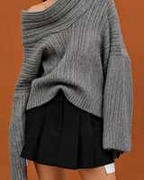 Damenpullover mit asymmetrischem Ausschnitt und freiliegender Schulter – Séverine in Grau