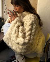 Oversize-Damenpullover mit Zopfmuster, ausgestelltem Ärmel und hohem Kragen – Nerina in Beige