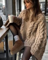Oversize-Damenpullover mit Zopfmuster, ausgestelltem Ärmel und hohem Kragen – Nerina in Khaki