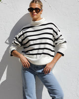 Oversize-Strickpullover für Damen mit Streifen und hohem Kragen – Runa in Weiß
