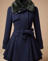 Karoline | Damen Winterjacke mit Kunstfell, Kragen und Gürtel in Dunkelblau